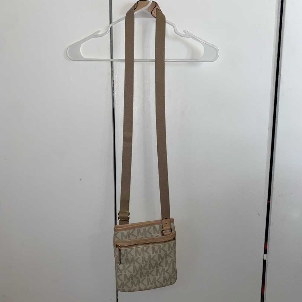 Michael Kors Jet Set Vanilla Crossbody Bag 🛑Has slight stain on front🛑